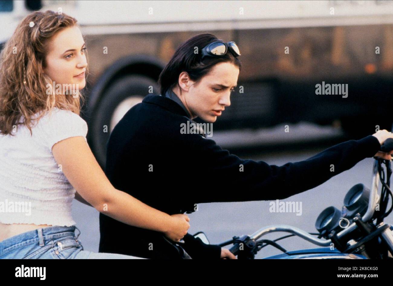 Monica Keena & Vincent Kartheiser Film: Crime + Punishment in Suburbia; Crime & Punishment in Suburbia; Crime and Punishment in Suburbia (USA 2000) Charaktere: Roseanne Skolnick & Vincent Regie: Rob Schmidt 24 January 2000 **WARNUNG** Dieses Foto ist nur für redaktionelle Verwendung bestimmt und unterliegt dem Copyright von UNITED ARTISTS und/oder dem von der Film- oder Produktionsgesellschaft beauftragten Fotografen und kann nur von Publikationen im Zusammenhang mit der Bewerbung des oben genannten Films reproduziert werden. Eine obligatorische Gutschrift für UNITED ARTISTS ist erforderlich. Der Fotograf sollte auch bei Bekanntwerden des Fotos gutgeschrieben werden. Keine Kommercia Stockfoto