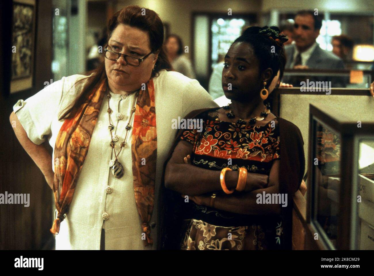 Conchata Ferrell, Adilah Barnes Film: Erin Brockovich (USA 2000) Charaktere: Brenda,Anna Regie: Steven Soderbergh 14 March 2000 **WARNUNG** Dieses Foto ist nur für den redaktionellen Gebrauch bestimmt und unterliegt dem Copyright von UNIVERSAL und/oder dem Fotografen, der von der Film- oder Produktionsfirma beauftragt wurde und darf nur von Publikationen im Zusammenhang mit der Bewerbung des oben genannten Films reproduziert werden. Eine obligatorische Gutschrift an UNIVERSAL ist erforderlich. Der Fotograf sollte auch bei Bekanntwerden des Fotos gutgeschrieben werden. Ohne schriftliche Genehmigung der Film Company kann keine kommerzielle Nutzung gewährt werden. Stockfoto