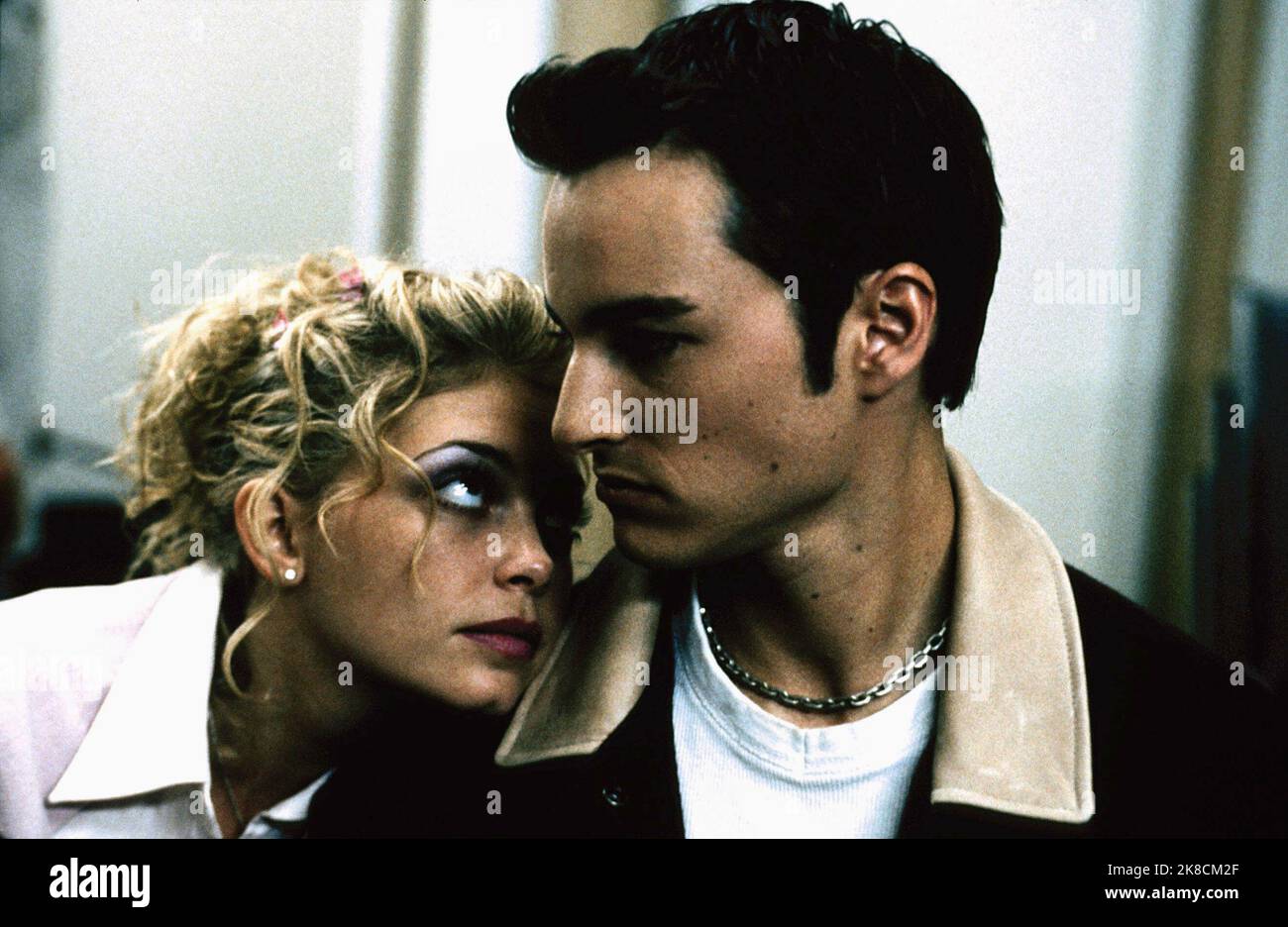 Amanda Detmer & Kerr Smith Film: Endziel (USA/CAN 2000) Charaktere: Terry Chaney & Carter Horton Regie: James Wong 16 March 2000 **WARNUNG** Dieses Foto ist nur für den redaktionellen Gebrauch bestimmt und unterliegt dem Copyright des NEW LINE CINEMA und/oder des Fotografen, der von der Film- oder Produktionsfirma beauftragt wurde, und kann nur von Publikationen im Zusammenhang mit der Bewerbung des oben genannten Films reproduziert werden. Eine obligatorische Gutschrift für DAS NEUE LINE CINEMA ist erforderlich. Der Fotograf sollte auch bei Bekanntwerden des Fotos gutgeschrieben werden. Ohne schriftliche Genehmigung der Film Company kann keine kommerzielle Nutzung gewährt werden. Stockfoto