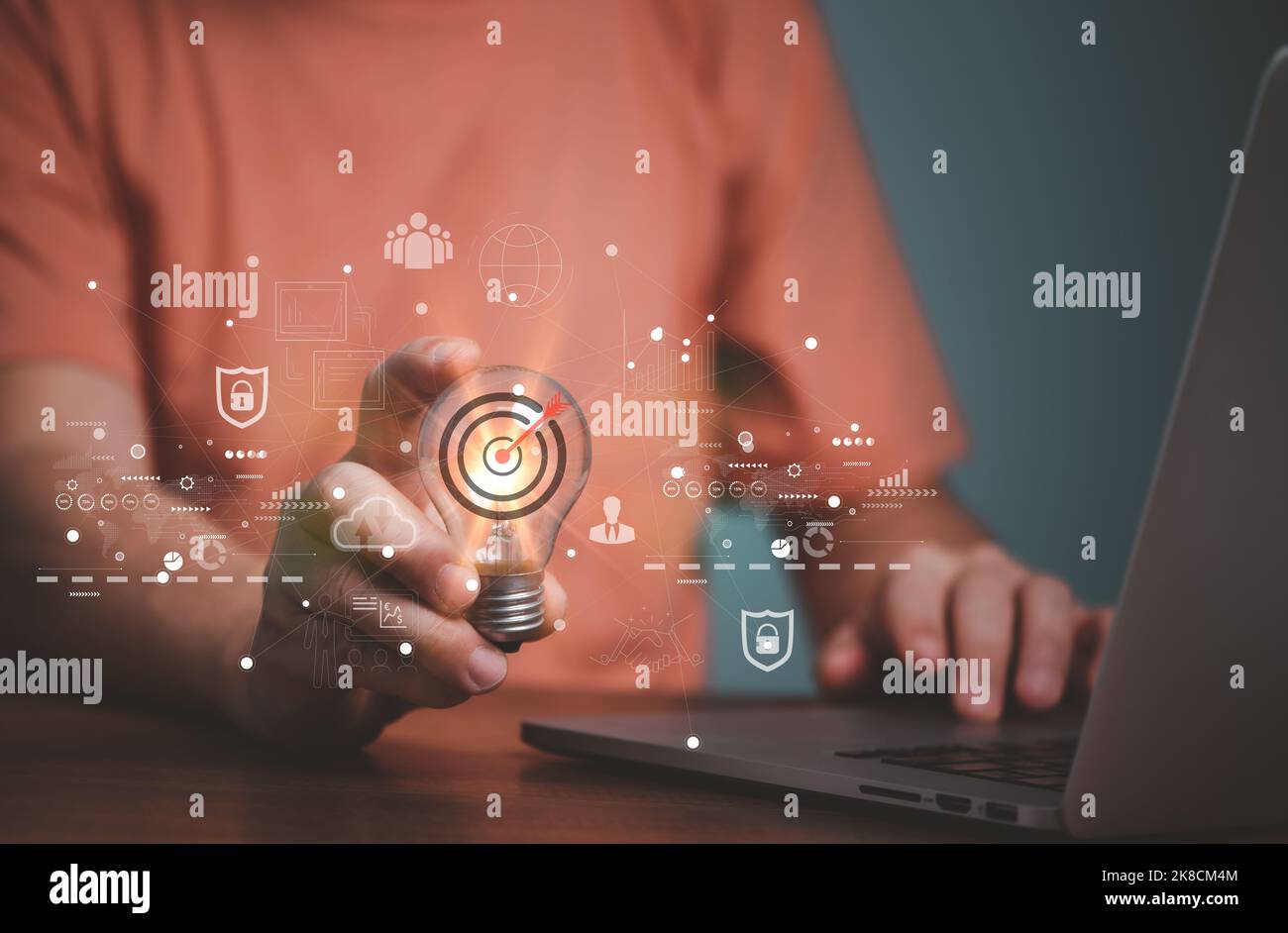 Mann Hand halten Glühbirne Global Internet-Verbindung. Business globale Internet-Verbindung Anwendungstechnik und digitales Marketing, Financial ein Stockfoto