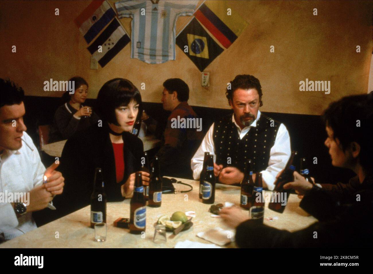 Olivia Williams & Tim Curry Film: Vier Hunde Spielen Poker (2000) Charaktere: Audrey, Felix Regie: Paul Rachman 06 June 2000 **WARNUNG** Dieses Foto ist nur für den redaktionellen Gebrauch bestimmt und unterliegt dem Copyright von HALF MOON ENTERTAINMENT und/oder des Fotografen, der von der Film- oder Produktionsfirma beauftragt wurde, und kann nur durch Publikationen im Zusammenhang mit der Bewerbung des oben genannten Films reproduziert werden. Eine obligatorische Gutschrift für DIE UNTERHALTUNG VON HALF MOON ist erforderlich. Der Fotograf sollte auch bei Bekanntwerden des Fotos gutgeschrieben werden. Ohne schriftliche Genehmigung der Film Company kann keine kommerzielle Nutzung gewährt werden. Stockfoto