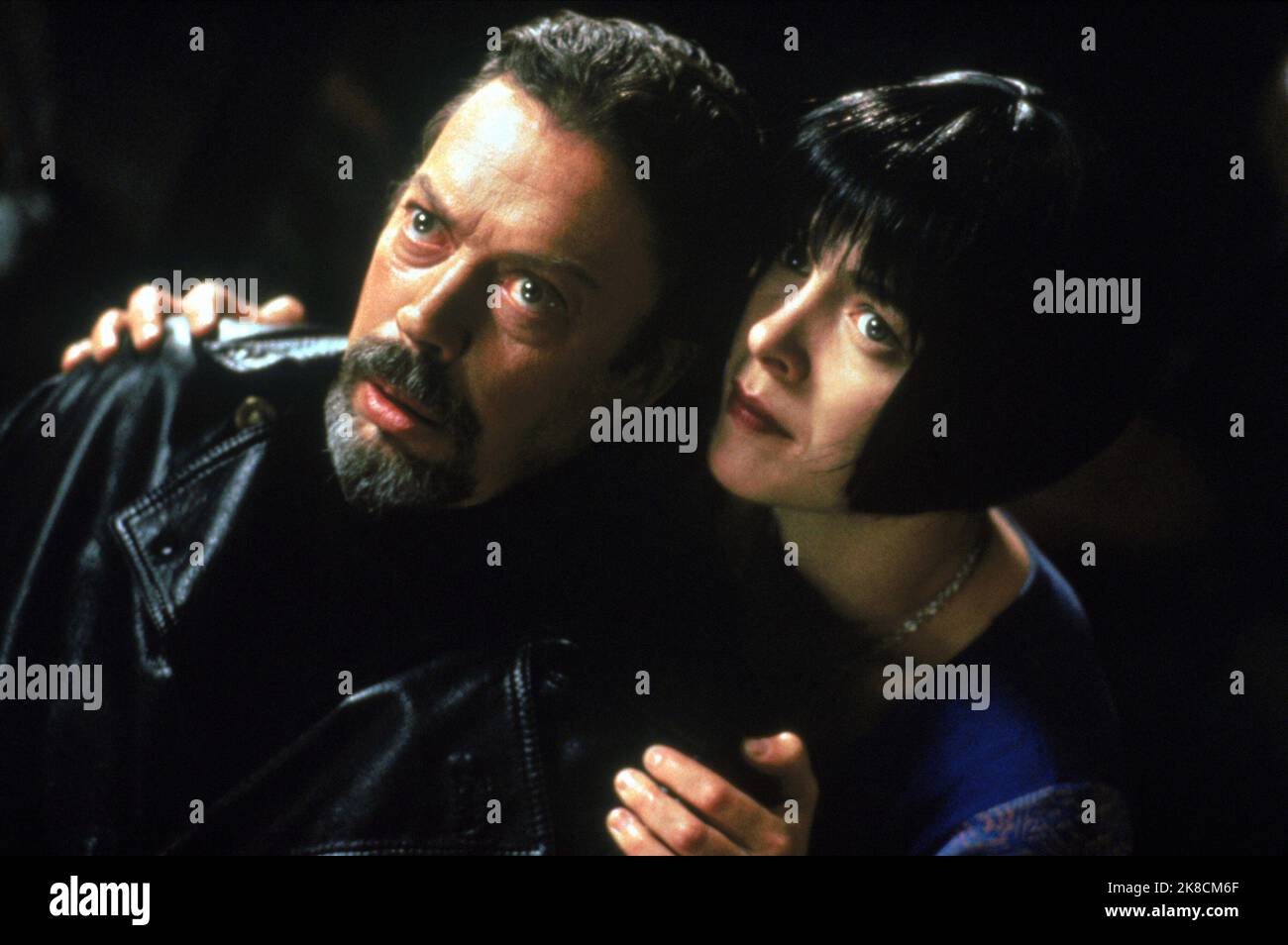 Tim Curry & Olivia Williams Film: Vier Hunde Spielen Poker (2000) Charaktere: Felix, Audrey Regie: Paul Rachman 06 June 2000 **WARNUNG** Dieses Foto ist nur für den redaktionellen Gebrauch bestimmt und unterliegt dem Copyright von HALF MOON ENTERTAINMENT und/oder des Fotografen, der von der Film- oder Produktionsfirma beauftragt wurde, und kann nur durch Publikationen im Zusammenhang mit der Bewerbung des oben genannten Films reproduziert werden. Eine obligatorische Gutschrift für DIE UNTERHALTUNG VON HALF MOON ist erforderlich. Der Fotograf sollte auch bei Bekanntwerden des Fotos gutgeschrieben werden. Ohne schriftliche Genehmigung der Film Company kann keine kommerzielle Nutzung gewährt werden. Stockfoto