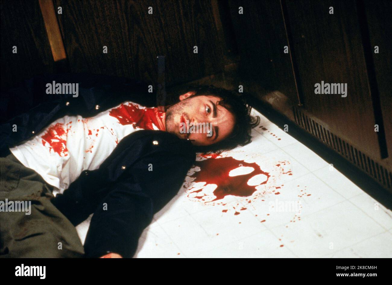 Daniel London Film: Vier Hunde Spielen Poker (2000) Charaktere: Kevin Regie: Paul Rachman 06 June 2000 **WARNUNG** Dieses Foto ist nur für den redaktionellen Gebrauch bestimmt und unterliegt dem Copyright von HALF MOON ENTERTAINMENT und/oder des Fotografen, der von der Film- oder Produktionsfirma beauftragt wurde, und kann nur durch Publikationen im Zusammenhang mit der Bewerbung des oben genannten Films reproduziert werden. Eine obligatorische Gutschrift für DIE UNTERHALTUNG VON HALF MOON ist erforderlich. Der Fotograf sollte auch bei Bekanntwerden des Fotos gutgeschrieben werden. Ohne schriftliche Genehmigung der Film Company kann keine kommerzielle Nutzung gewährt werden. Stockfoto