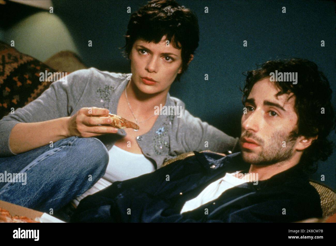 Stacy Edwards & Daniel London Film: Four Dogs Playing Poker (2000) Charaktere: Holly, Kevin Regie: Paul Rachman 06 June 2000 **WARNUNG** Dieses Foto ist nur für den redaktionellen Gebrauch bestimmt und unterliegt dem Copyright von HALF MOON ENTERTAINMENT und/oder des Fotografen, der von der Film- oder Produktionsfirma beauftragt wurde, und kann nur durch Publikationen im Zusammenhang mit der Bewerbung des oben genannten Films reproduziert werden. Eine obligatorische Gutschrift für DIE UNTERHALTUNG VON HALF MOON ist erforderlich. Der Fotograf sollte auch bei Bekanntwerden des Fotos gutgeschrieben werden. Ohne schriftliche Genehmigung der Film Company kann keine kommerzielle Nutzung gewährt werden. Stockfoto