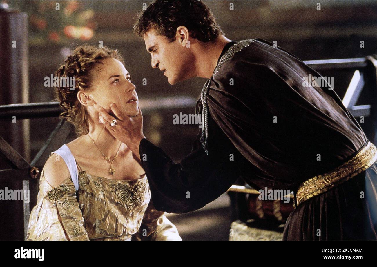 Connie Nielsen & Joaquin Phoenix Film: Gladiator (USA/UK 2000) Charaktere: Lucilla, Commodus Regie: Ridley Scott 01 May 2000 **WARNUNG** Dieses Foto ist nur für redaktionelle Zwecke bestimmt und unterliegt dem Copyright von DREAMWORKS und/oder des Fotografen, der von der Film- oder Produktionsfirma beauftragt wurde, und kann nur von Publikationen im Zusammenhang mit der Bewerbung des oben genannten Films reproduziert werden. Eine obligatorische Gutschrift an DREAMWORKS ist erforderlich. Der Fotograf sollte auch bei Bekanntwerden des Fotos gutgeschrieben werden. Ohne schriftliche Genehmigung der Film Company kann keine kommerzielle Nutzung gewährt werden. Stockfoto