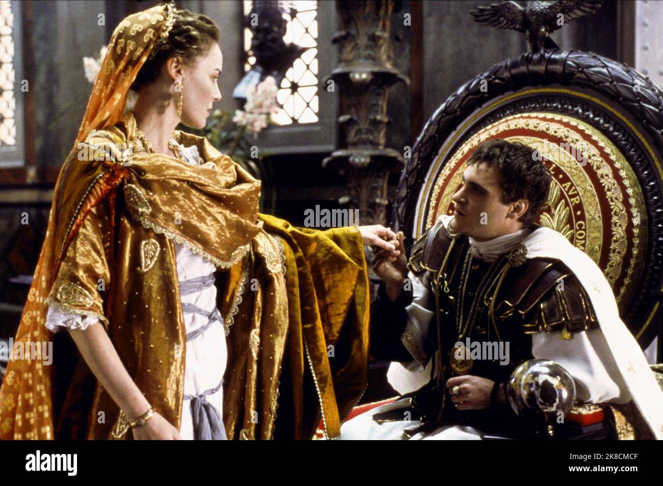 Connie Nielsen & Joaquin Phoenix Film: Gladiator (USA/UK 2000) Charaktere: Lucilla & Commodus Regie: Ridley Scott 01 May 2000 **WARNUNG** Dieses Foto ist nur für redaktionelle Zwecke bestimmt und unterliegt dem Copyright von DREAMWORKS und/oder des Fotografen, der von der Film- oder Produktionsfirma beauftragt wurde, und kann nur von Publikationen im Zusammenhang mit der Bewerbung des oben genannten Films reproduziert werden. Eine obligatorische Gutschrift an DREAMWORKS ist erforderlich. Der Fotograf sollte auch bei Bekanntwerden des Fotos gutgeschrieben werden. Ohne schriftliche Genehmigung der Film Company kann keine kommerzielle Nutzung gewährt werden. Stockfoto