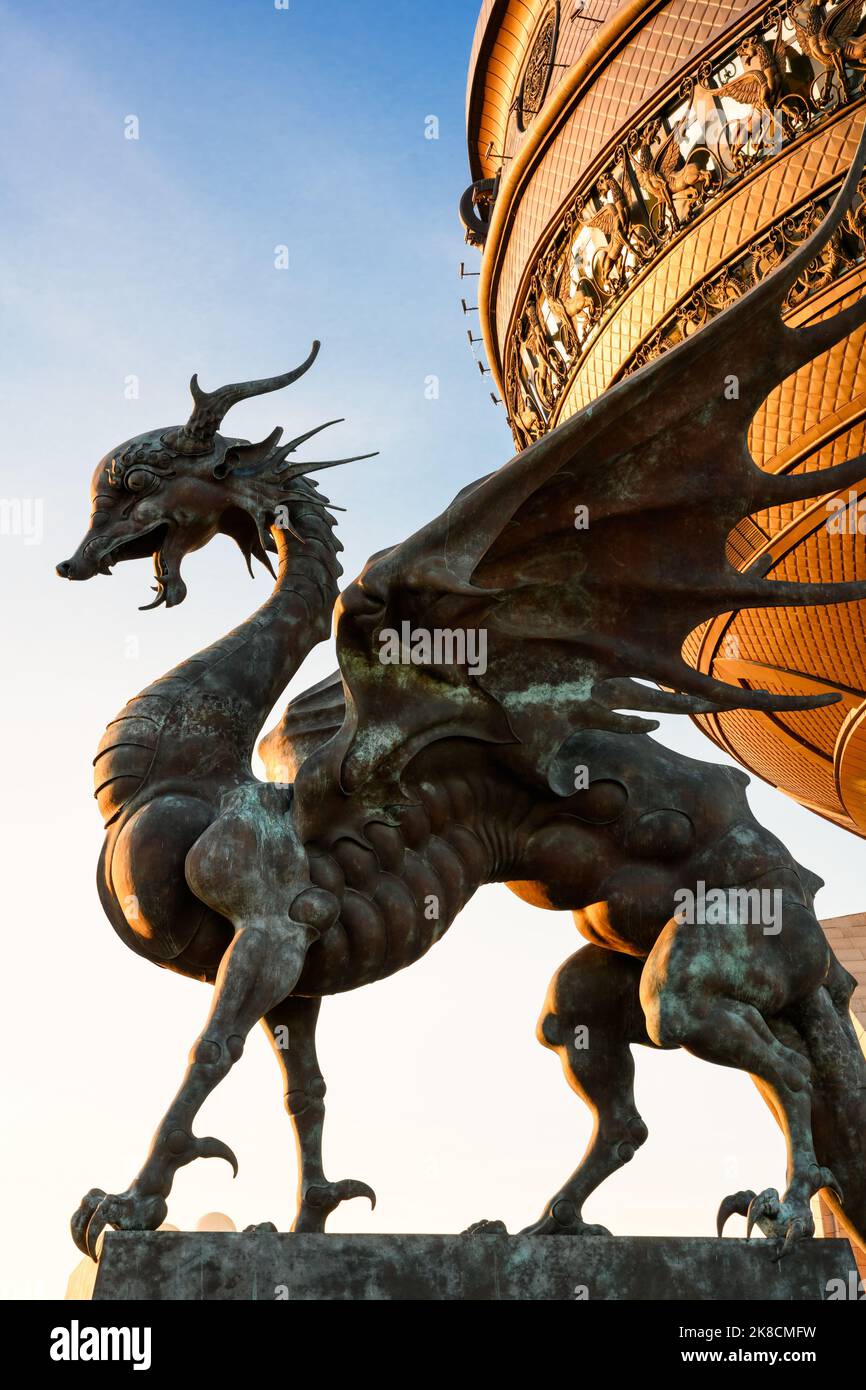 Statuen von Drachen Zilant im Hochzeitspalast (Familienzentrum) in Kasan, Tatarstan, Russland. Vertikale Ansicht von Fantasy-Tier, Symbol Stockfoto