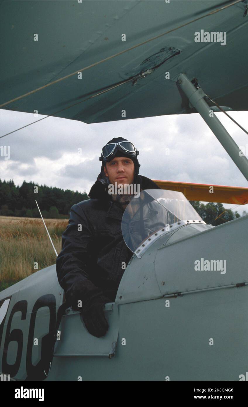 Marcus Thomas Film: Gripsholm; Schloss Gripsholm (CH/DE/AT 2000) Charaktere: Karlchen Regie: Xavier Koller 04 October 2000 **WARNUNG** Dieses Foto ist nur für den redaktionellen Gebrauch bestimmt und unterliegt dem Copyright von KINOWELT und/oder dem Fotografen, der von der Film- oder Produktionsfirma beauftragt wurde und darf nur durch Publikationen im Zusammenhang mit der Bewerbung des oben genannten Films reproduziert werden. Eine obligatorische Gutschrift an KINOWELT ist erforderlich. Der Fotograf sollte auch bei Bekanntwerden des Fotos gutgeschrieben werden. Ohne schriftliche Genehmigung der Film Company kann keine kommerzielle Nutzung gewährt werden. Stockfoto