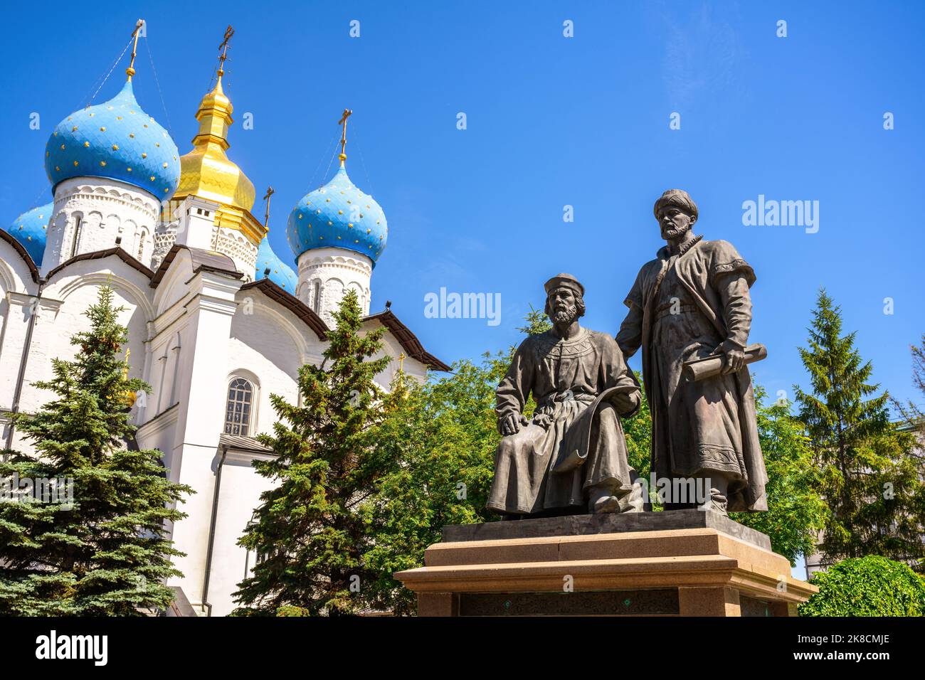 Denkmal für die Architekten des Kasaner Kremls in der Annunciation Cathedral im Kasaner Kreml, Tatarstan, Russland. Blick auf Statuen, Himmel und Stockfoto