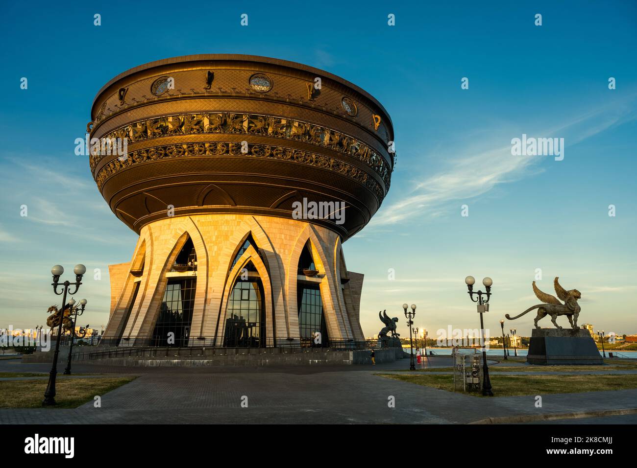 Kasan Wedding Palace (Family Center) am Himmel Hintergrund, Tatarstan, Russland. Landschaft von ungewöhnlichen Gebäude, moderne Architektur, la Stockfoto