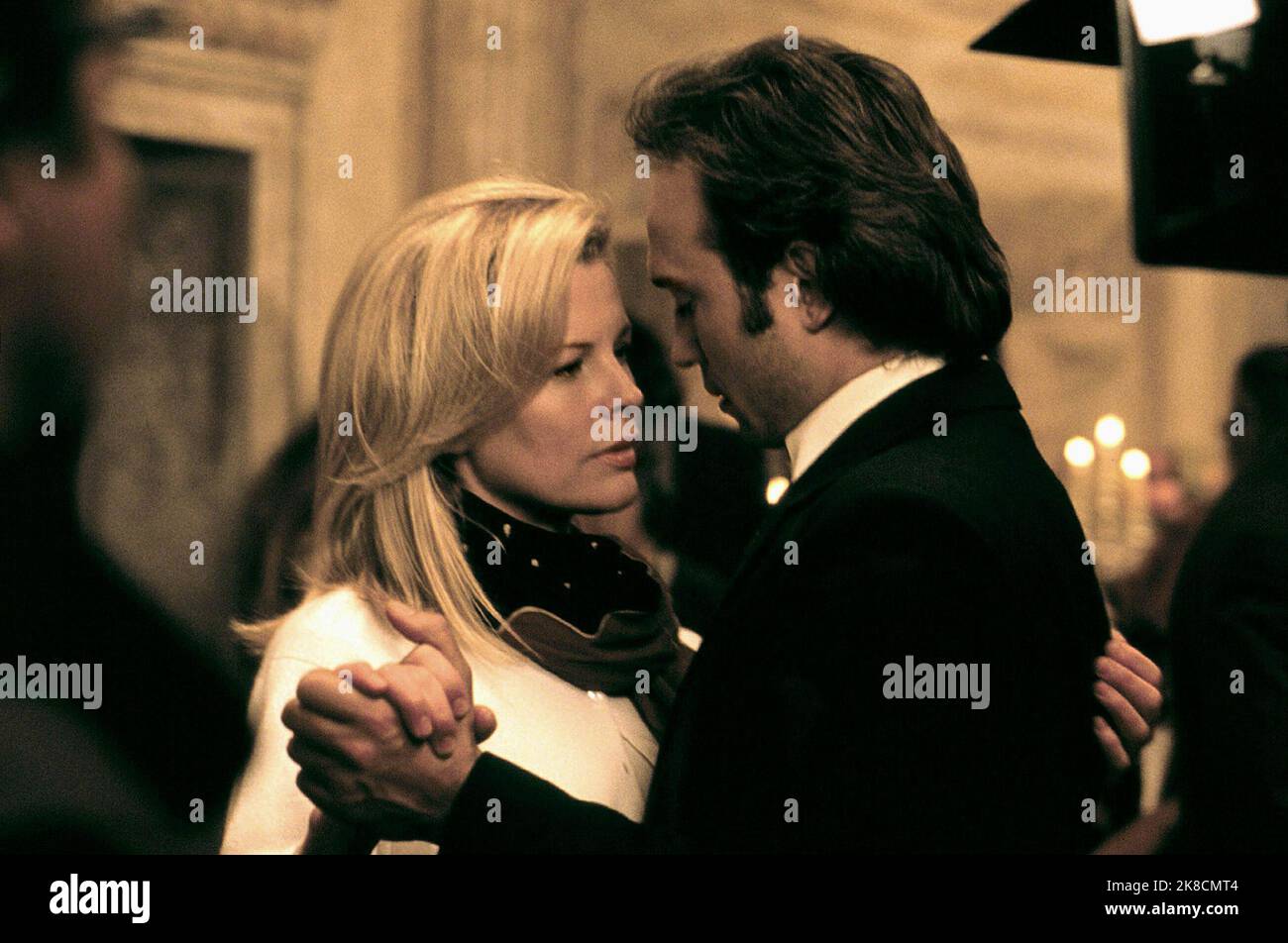 Kim Basinger & Vincent Perez Film: I Dreamed of Africa (USA 2000) Charaktere: Kuki Gallmann & Paolo Gallmann / Literaturfilmung (nach dem Buch von Kuki Gallmann) Regie: Hugh Hudson 05 May 2000 **WARNUNG** Dieses Foto ist nur für redaktionelle Verwendung bestimmt und unterliegt dem Copyright von COLUMBIA PICTURES und/oder des Fotografen, der von der Film- oder Produktionsfirma beauftragt wurde und darf nur von Publikationen im Zusammenhang mit der Bewerbung des oben genannten Films reproduziert werden. Eine obligatorische Gutschrift für COLUMBIA PICTURES ist erforderlich. Der Fotograf sollte auch bei Bekanntwerden des Fotos gutgeschrieben werden. Eine kommerzielle Nutzung kann nicht gewährt werden Stockfoto