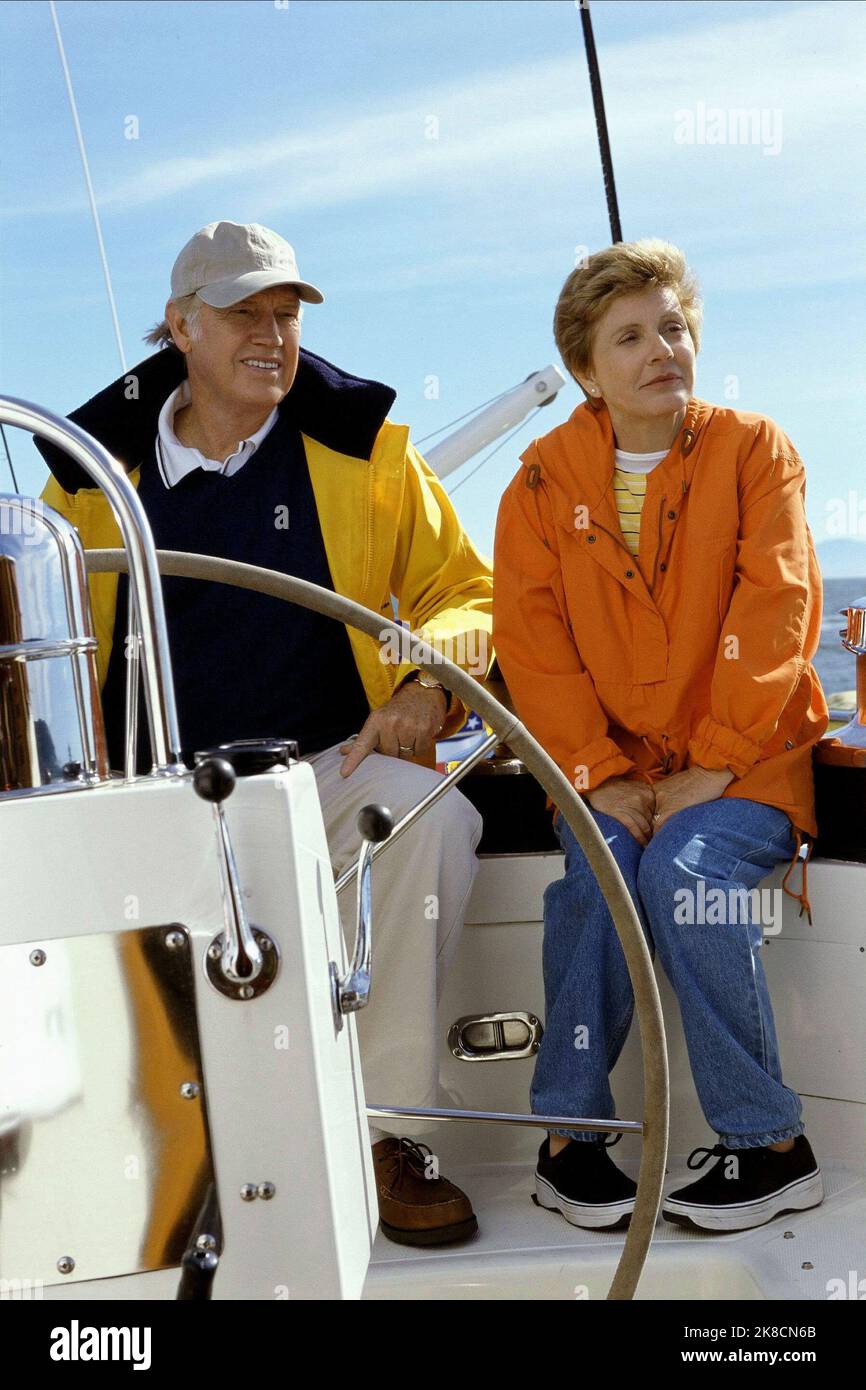 Ronny Cox & Patty Duke Film: Love Lessons; A Time to Decide (TV-Film) Charaktere: Mick Andrews & Sunny Andrews USA 2000, Regie: Douglas Barr 22 November 2000 **WARNUNG** Dieses Foto ist nur für redaktionelle Zwecke bestimmt und unterliegt dem Copyright von CBS und/oder des Fotografen, der von der Film- oder Produktionsfirma beauftragt wurde und darf nur von Publikationen im Zusammenhang mit der Bewerbung des oben genannten Films reproduziert werden. Eine obligatorische Gutschrift an CBS ist erforderlich. Der Fotograf sollte auch bei Bekanntwerden des Fotos gutgeschrieben werden. Ohne schriftliche Genehmigung der Film Company kann keine kommerzielle Nutzung gewährt werden. Stockfoto