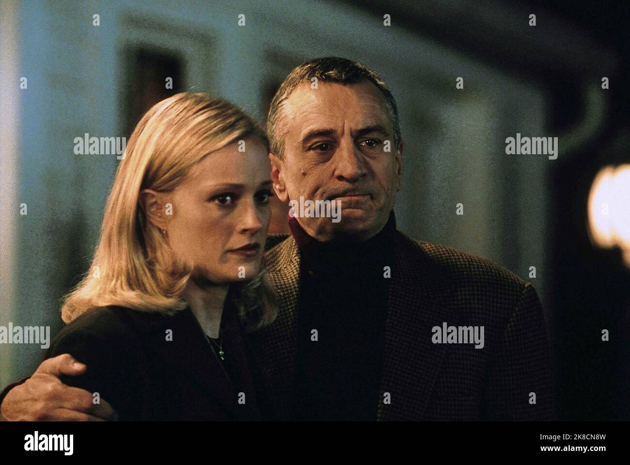 Teri Polo & Robert De Niro Film: Meet The Parents (2000) Charaktere: Pam Byrnes & Jack Byrnes Regie: Jay Roach 06 October 2000 **WARNUNG** Dieses Foto ist nur für den redaktionellen Gebrauch bestimmt und unterliegt dem Copyright von UNIVERSAL-BILDERN und/oder dem Fotografen, der von der Film- oder Produktionsfirma beauftragt wurde und darf nur von Publikationen im Zusammenhang mit der Bewerbung des oben genannten Films reproduziert werden. Eine obligatorische Gutschrift für UNIVERSELLE BILDER ist erforderlich. Der Fotograf sollte auch bei Bekanntwerden des Fotos gutgeschrieben werden. Ohne schriftliche Genehmigung der Film Company kann keine kommerzielle Nutzung gewährt werden. Stockfoto