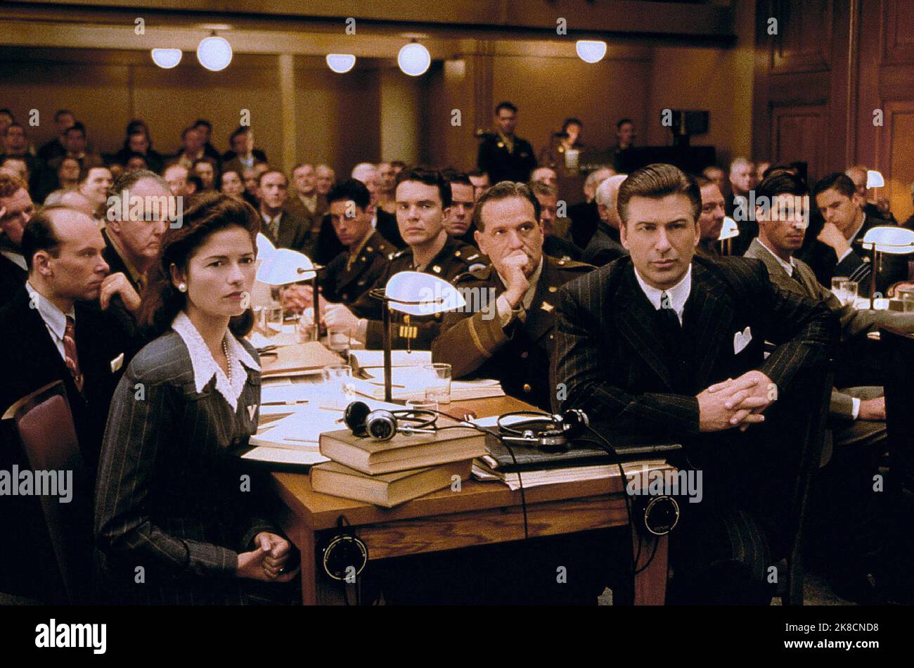 Jill Hennessy & Alec Baldwin Film: Nürnberg (2000) Charaktere: Elsie Douglas & Justice Robert H. Jackson Regie: Yves Simoneau 16 July 2000 **WARNUNG** Dieses Foto ist nur für redaktionelle Verwendung bestimmt und unterliegt dem Copyright von BRITISH AMERICAN ENTERTAINMENT und/oder dem von der Film oder Production Company beauftragten Fotografen.Es kann nur von Publikationen im Zusammenhang mit der Bewerbung des oben genannten Films reproduziert werden. Eine obligatorische Gutschrift für BRITISCH-AMERIKANISCHE UNTERHALTUNG ist erforderlich. Der Fotograf sollte auch bei Bekanntwerden des Fotos gutgeschrieben werden. Eine kommerzielle Nutzung kann ohne schriftliche Genehmigung von nicht gewährt werden Stockfoto