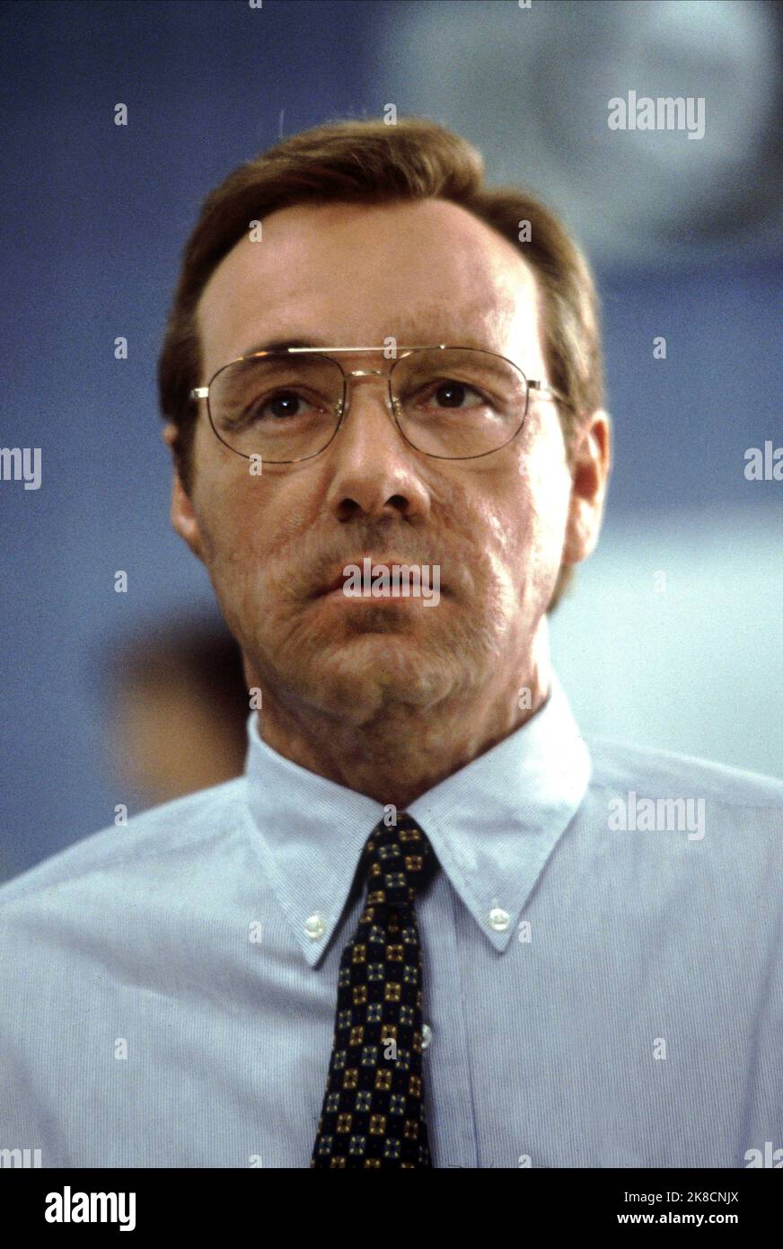 Kevin Spacey Film: Pay IT Forward (USA 2000) Charaktere: Eugene Simonet Regie: Mimi Leder 12. Oktober 2000 **WARNUNG** Dieses Foto ist nur für redaktionelle Verwendung bestimmt und unterliegt dem Copyright von WARNER BROS. Und/oder des Fotografen, der von der Film- oder Produktionsfirma beauftragt wurde und nur durch Publikationen im Zusammenhang mit der Bewerbung des oben genannten Films reproduziert werden kann. Eine obligatorische Gutschrift an WARNER BROS. Ist erforderlich. Der Fotograf sollte auch bei Bekanntwerden des Fotos gutgeschrieben werden. Ohne schriftliche Genehmigung der Film Company kann keine kommerzielle Nutzung gewährt werden. Stockfoto