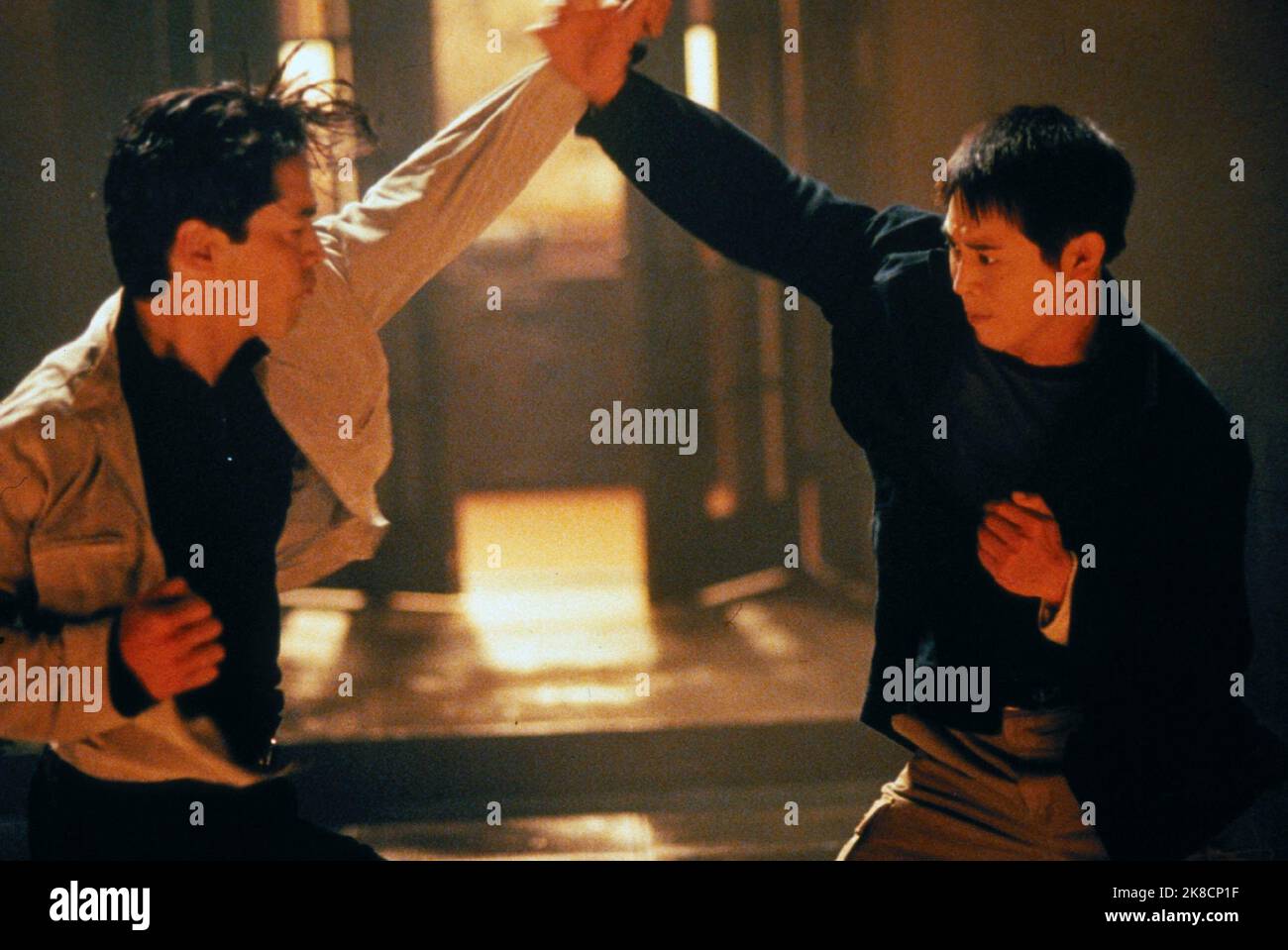 Russell Wong & Jet Li Film: Romeo Must die (USA 2000) Charaktere: Kai & Han Sing Regie: Andrzej Bartkowiak 20 March 2000 **WARNUNG** Dieses Foto ist nur für den redaktionellen Gebrauch bestimmt und unterliegt dem Copyright von WARNER BROS. Und/oder des Fotografen, der von der Film- oder Produktionsfirma beauftragt wurde und nur durch Publikationen im Zusammenhang mit der Bewerbung des oben genannten Films reproduziert werden kann. Eine obligatorische Gutschrift an WARNER BROS. Ist erforderlich. Der Fotograf sollte auch bei Bekanntwerden des Fotos gutgeschrieben werden. Ohne schriftliche Genehmigung der Film Company kann keine kommerzielle Nutzung gewährt werden. Stockfoto