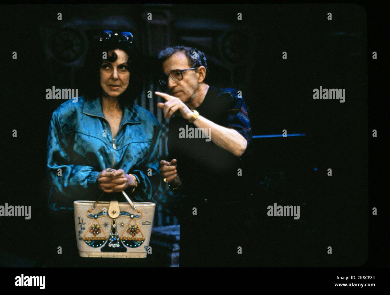 Woody Allen Film: Small Time Crooks (USA 2000) Charaktere: Ray Regie: Woody Allen 19 May 2000 **WARNUNG** Dieses Foto ist nur für redaktionelle Zwecke bestimmt und unterliegt dem Copyright von DREAMWORKS und/oder des Fotografen, der von der Film- oder Produktionsfirma beauftragt wurde, und kann nur von Publikationen im Zusammenhang mit der Bewerbung des oben genannten Films reproduziert werden. Eine obligatorische Gutschrift an DREAMWORKS ist erforderlich. Der Fotograf sollte auch bei Bekanntwerden des Fotos gutgeschrieben werden. Ohne schriftliche Genehmigung der Film Company kann keine kommerzielle Nutzung gewährt werden. Stockfoto