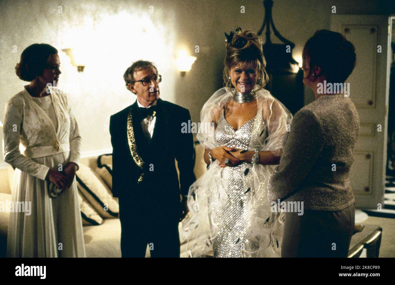 Woody Allen & Tracey Ullman Film: Small Time Crooks (USA 2000) Charaktere: Ray & Frenchy Regie: Woody Allen 19 May 2000 **WARNUNG** Dieses Foto ist nur für redaktionelle Zwecke bestimmt und unterliegt dem Copyright von DREAMWORKS und/oder des Fotografen, der von der Film- oder Produktionsfirma beauftragt wurde, und kann nur von Publikationen im Zusammenhang mit der Bewerbung des oben genannten Films reproduziert werden. Eine obligatorische Gutschrift an DREAMWORKS ist erforderlich. Der Fotograf sollte auch bei Bekanntwerden des Fotos gutgeschrieben werden. Ohne schriftliche Genehmigung der Film Company kann keine kommerzielle Nutzung gewährt werden. Stockfoto