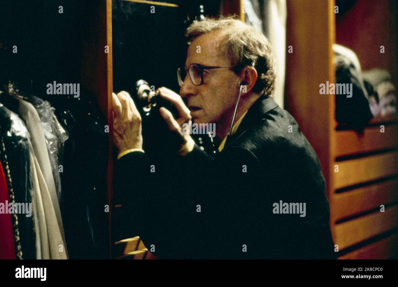 Woody Allen Film: Small Time Crooks (USA 2000) Charaktere: Ray Regie: Woody Allen 19 May 2000 **WARNUNG** Dieses Foto ist nur für redaktionelle Zwecke bestimmt und unterliegt dem Copyright von DREAMWORKS und/oder des Fotografen, der von der Film- oder Produktionsfirma beauftragt wurde, und kann nur von Publikationen im Zusammenhang mit der Bewerbung des oben genannten Films reproduziert werden. Eine obligatorische Gutschrift an DREAMWORKS ist erforderlich. Der Fotograf sollte auch bei Bekanntwerden des Fotos gutgeschrieben werden. Ohne schriftliche Genehmigung der Film Company kann keine kommerzielle Nutzung gewährt werden. Stockfoto