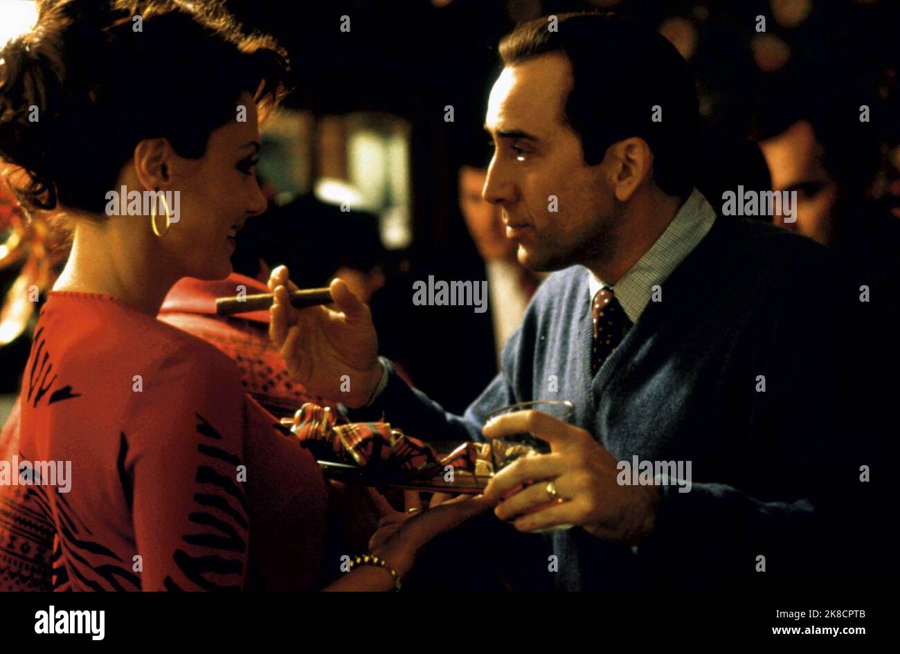 Nicolas Cage Film: Der Familienmensch (2000) Charaktere: Jack Campbell Regie: Brett Ratner 12 December 2000 **WARNUNG** Dieses Foto ist nur für redaktionelle Zwecke bestimmt und unterliegt dem Copyright von MCA und/oder dem vom Film oder der Produktionsfirma beauftragten Fotografen und kann nur von Publikationen im Zusammenhang mit der Bewerbung des oben genannten Films reproduziert werden. Eine obligatorische Gutschrift an MCA ist erforderlich. Der Fotograf sollte auch bei Bekanntwerden des Fotos gutgeschrieben werden. Ohne schriftliche Genehmigung der Film Company kann keine kommerzielle Nutzung gewährt werden. Stockfoto