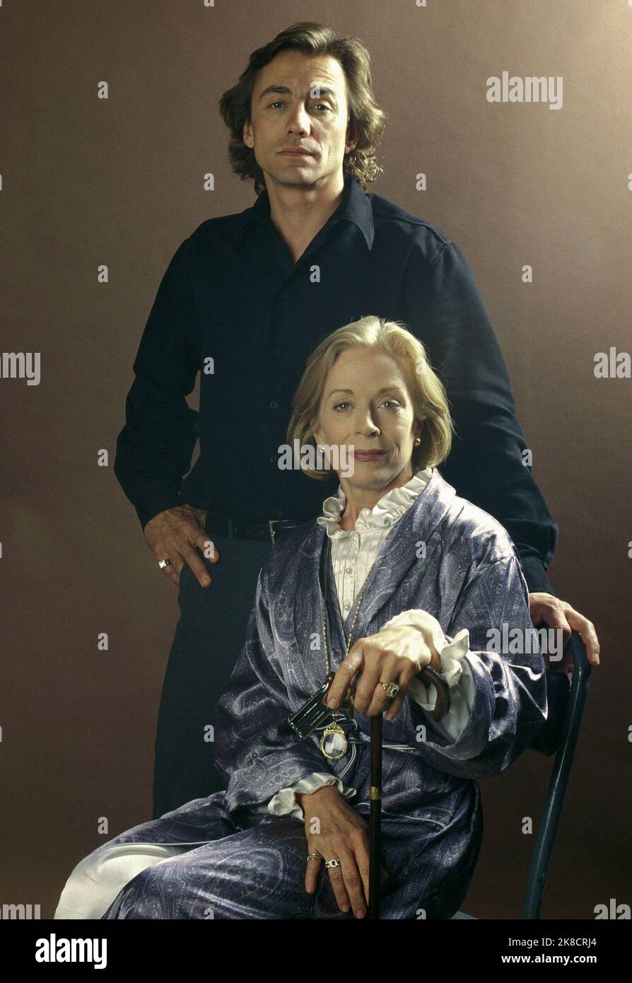 Alex Mcarthur & Holland Taylor Film: The Spiral Staircase (2000) Charaktere: Steven Warren & Emma Warren Regie: James Head 02 April 2000 **WARNUNG** Dieses Foto ist nur für redaktionelle Zwecke bestimmt und unterliegt dem Copyright der FOX-FAMILIE und/oder des Fotografen, der von der Film- oder Produktionsfirma beauftragt wurde.Es kann nur von Publikationen im Zusammenhang mit der Bewerbung des oben genannten Films reproduziert werden. Eine obligatorische Gutschrift an DIE FOX-FAMILIE ist erforderlich. Der Fotograf sollte auch bei Bekanntwerden des Fotos gutgeschrieben werden. Ohne schriftliche Genehmigung der Film Company kann keine kommerzielle Nutzung gewährt werden. Stockfoto