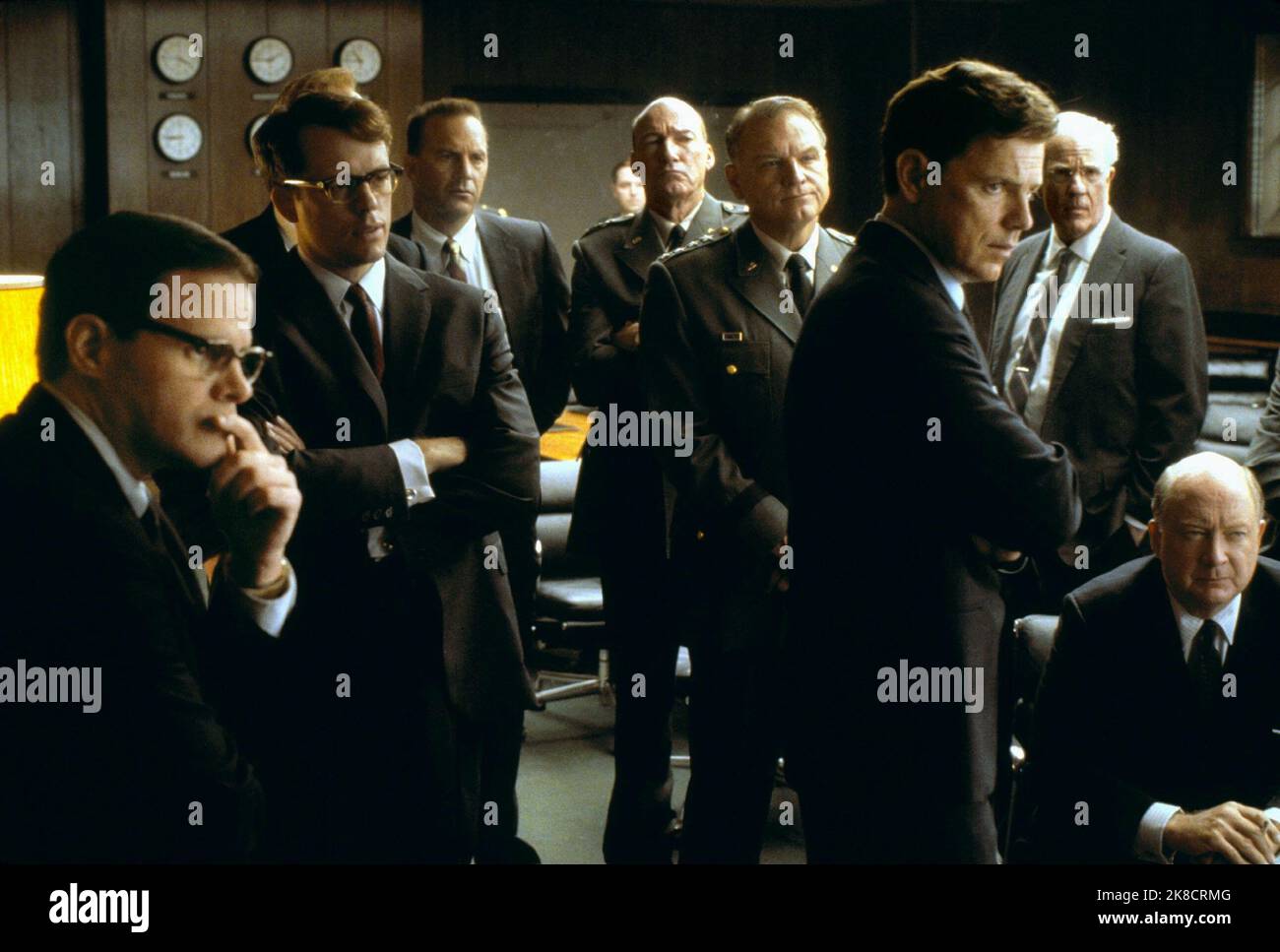 Tim Kelleher, Steven Culp, Kevin Costner, Ed Lauter, Bill Smitrovich, Bruce Greenwood, Peter White Film: Thirteen Days (2000) Charaktere: Ted Sorensen, Robert F. Kennedy, Kenny O'Donnell, General Marshall Carter, Gen. Maxwell Taylor, John F. Kennedy, John McCone Direktor: Roger Donaldson 16 December 2000 **WARNUNG** Dieses Foto ist nur für redaktionelle Zwecke bestimmt und unterliegt dem Copyright der NEUEN LINIE und/oder des Fotografen, der von der Film- oder Produktionsfirma beauftragt wurde, und kann nur von Publikationen im Zusammenhang mit der Bewerbung des oben genannten Films reproduziert werden. Eine obligatorische Gutschrift für NEUE POSITION ist erforderlich. Der Stockfoto