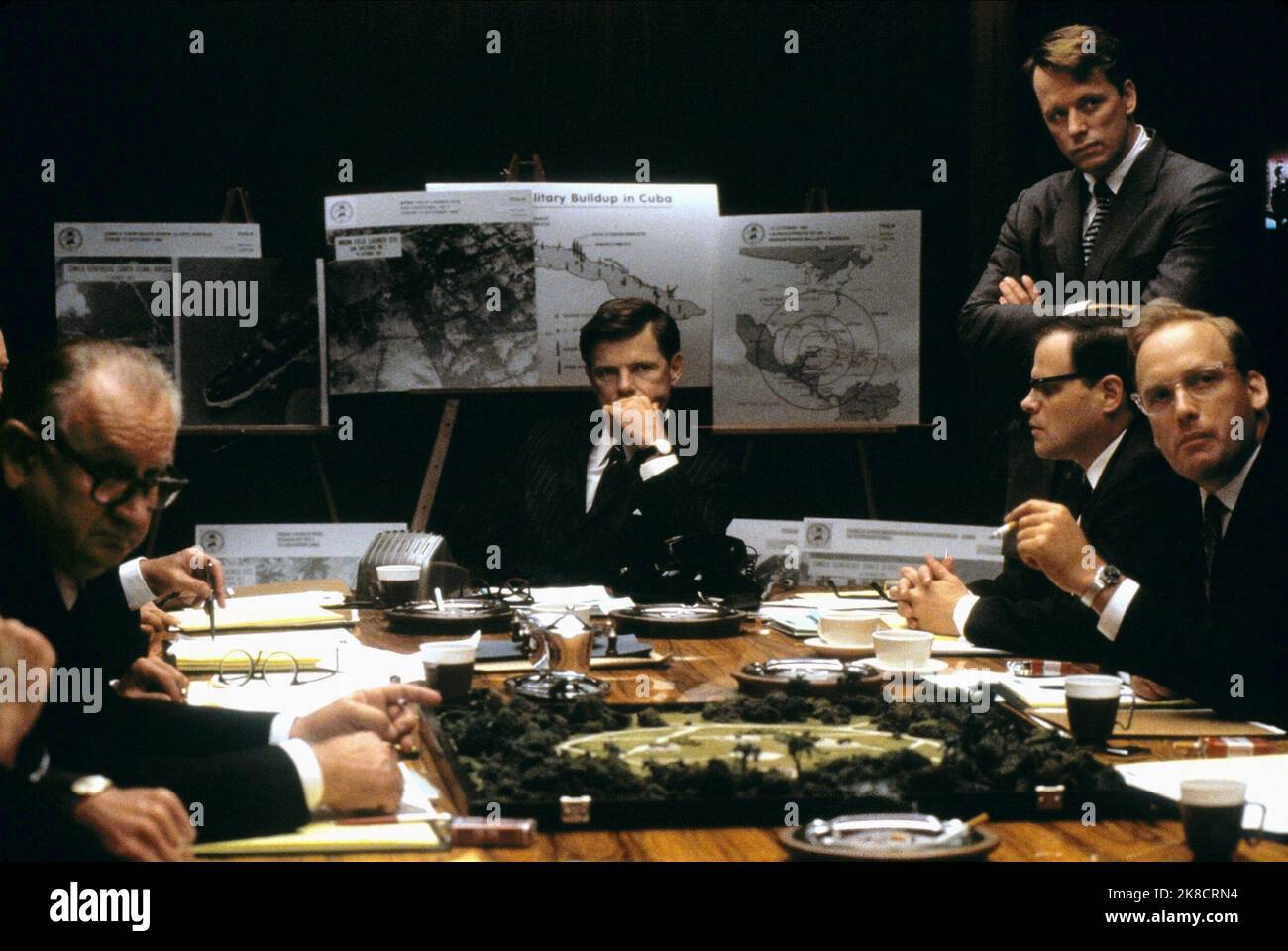 Bruce Greenwood, Tim Kelleher, Frank Wood Film: Thirteen Days (2000) Charaktere: John F. Kennedy,Ted Sorensen,McGeorge Bundy Regie: Roger Donaldson 16 December 2000 **WARNUNG** Dieses Foto ist nur für redaktionelle Zwecke bestimmt und unterliegt dem Copyright der NEUEN LINIE und/oder des Fotografen, der von der Film- oder Produktionsfirma beauftragt wurde, und kann nur von Publikationen im Zusammenhang mit der Bewerbung des oben genannten Films reproduziert werden. Eine obligatorische Gutschrift für NEUE POSITION ist erforderlich. Der Fotograf sollte auch bei Bekanntwerden des Fotos gutgeschrieben werden. Ohne schriftliche Genehmigung der Film Company kann keine kommerzielle Nutzung gewährt werden. Stockfoto