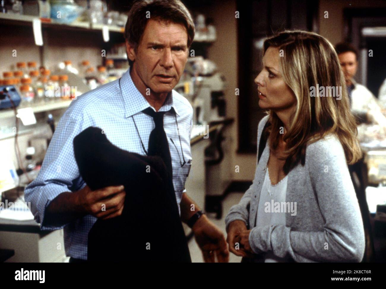 Harrison Ford & Michelle Pfeiffer Film: What Lies Beneath (USA 2000) Charaktere: Dr. Norman Spencer & Claire Spencer Regie: Robert Zemeckis 18 July 2000 **WARNUNG** Dieses Foto ist nur für den redaktionellen Gebrauch bestimmt und unterliegt dem Copyright von 20. CENTURY FOX und/oder des Fotografen, der von der Film- oder Produktionsfirma beauftragt wurde und darf nur von Publikationen im Zusammenhang mit der Bewerbung des oben genannten Films reproduziert werden. Eine obligatorische Gutschrift an 20. CENTURY FOX ist erforderlich. Der Fotograf sollte auch bei Bekanntwerden des Fotos gutgeschrieben werden. Ohne schriftliche Genehmigung der Film Compa kann keine kommerzielle Nutzung gewährt werden Stockfoto