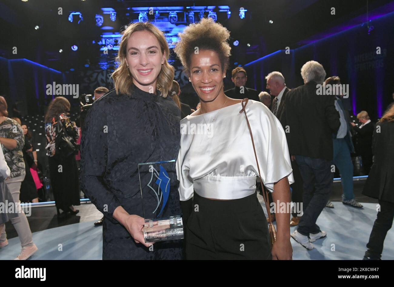 München, Deutschland. 22. Oktober 2022. Alexandra Burghardt, deutsche Sprinterin (l) und Mariama Jamanka, Bobfahrer, stehen mit ihrer Auszeichnung auf der Bühne, nachdem sie den Bayerischen Sportpreis 2022 in der BMW Welt erhalten haben. Quelle: Felix Hörhager/dpa/Alamy Live News Stockfoto