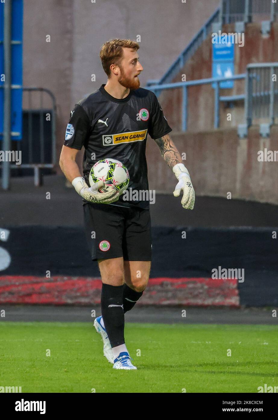 Ballymena Showgrounds, Ballymena, County Antrim, Nordirland, Großbritannien. 23 August 2022. Danske Bank Premiership – Ballymena United 1 Cliftonville 2. Cliftonville-Torwart Nathan Gartside (16) im Einsatz während des Spiels der Danske Bank Irish League. Stockfoto