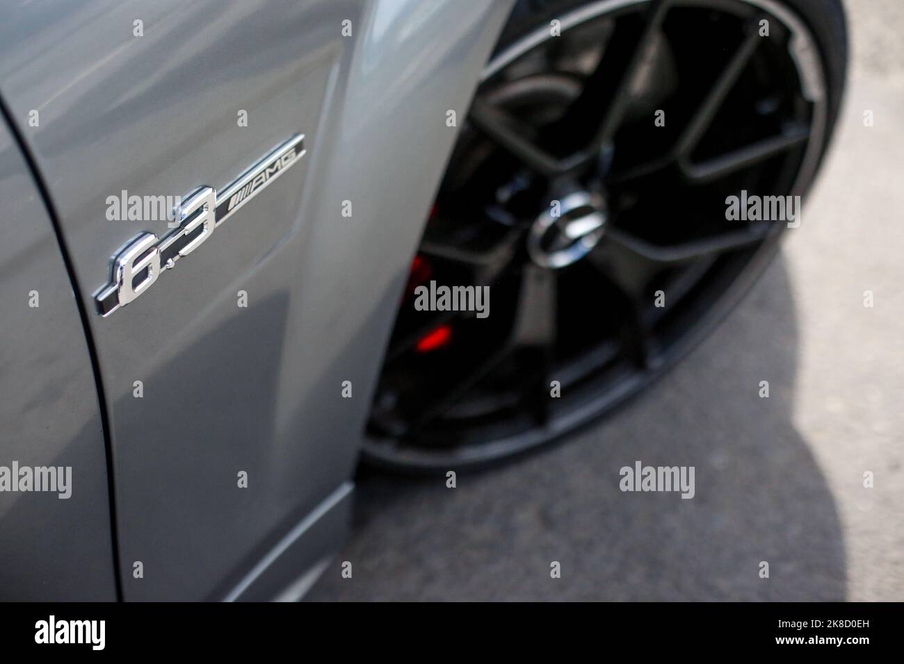 Das Mercedes-Logo auf dem Rad mit dem 6.3 AMG Plakette auf der Seite des Fahrzeugs auf EINER 2012 Mercedes Benz C63 AMG Coupé W204 Stockfoto