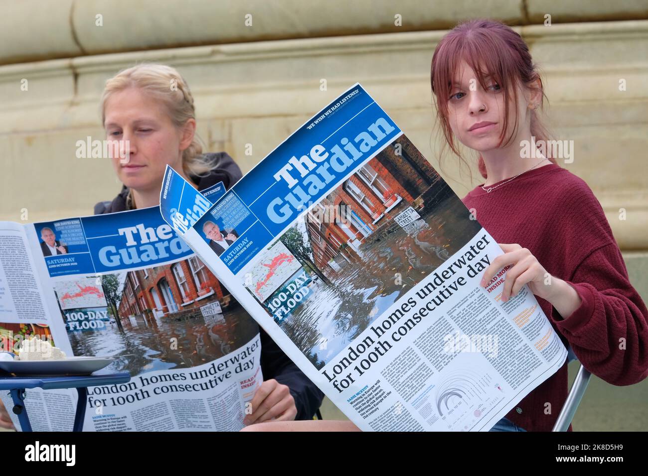 London, Großbritannien, 22.. Oktober 2022. Aktivisten der Animal Rebellion inszenieren eine Demonstration im Trafalgar Square-Brunnen mit einer imitierten Guardian-Zeitung und Tofu, nachdem die ehemalige Innenministerin Suella Braverman die Demonstranten kritisiert hatte. Die Gruppe fordert von der Regierung Maßnahmen zum Übergang von der Tierhaltung zu einem pflanzenbasierten Ernährungssystem. Kredit: Elfte Stunde Fotografie/Alamy Live Nachrichten Stockfoto