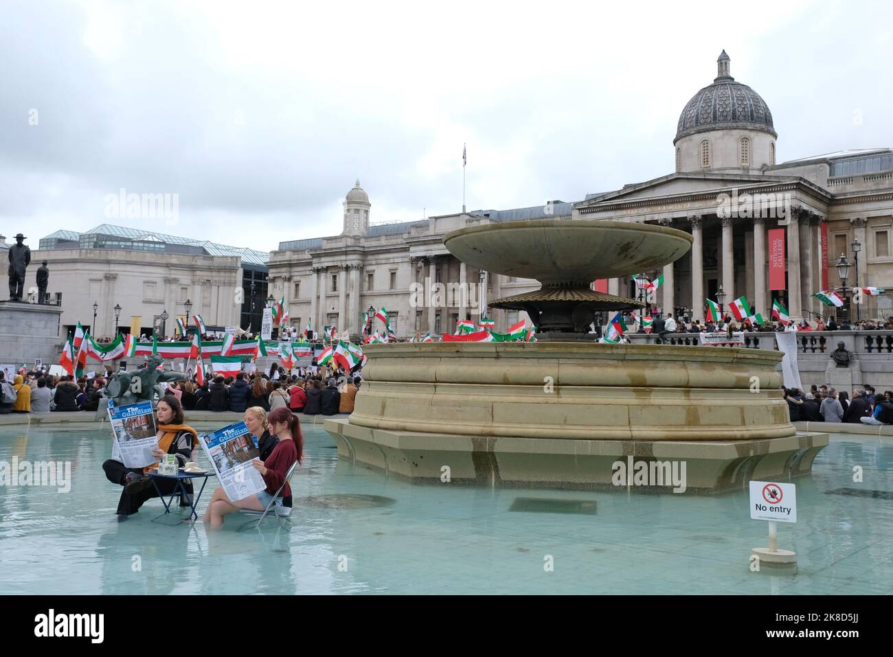 London, Großbritannien, 22.. Oktober 2022. Aktivisten der Animal Rebellion inszenieren eine Demonstration im Trafalgar Square-Brunnen mit einer imitierten Guardian-Zeitung und Tofu, nachdem die ehemalige Innenministerin Suella Braverman die Demonstranten kritisiert hatte. Die Gruppe fordert von der Regierung Maßnahmen zum Übergang von der Tierhaltung zu einem pflanzenbasierten Ernährungssystem. Kredit: Elfte Stunde Fotografie/Alamy Live Nachrichten Stockfoto