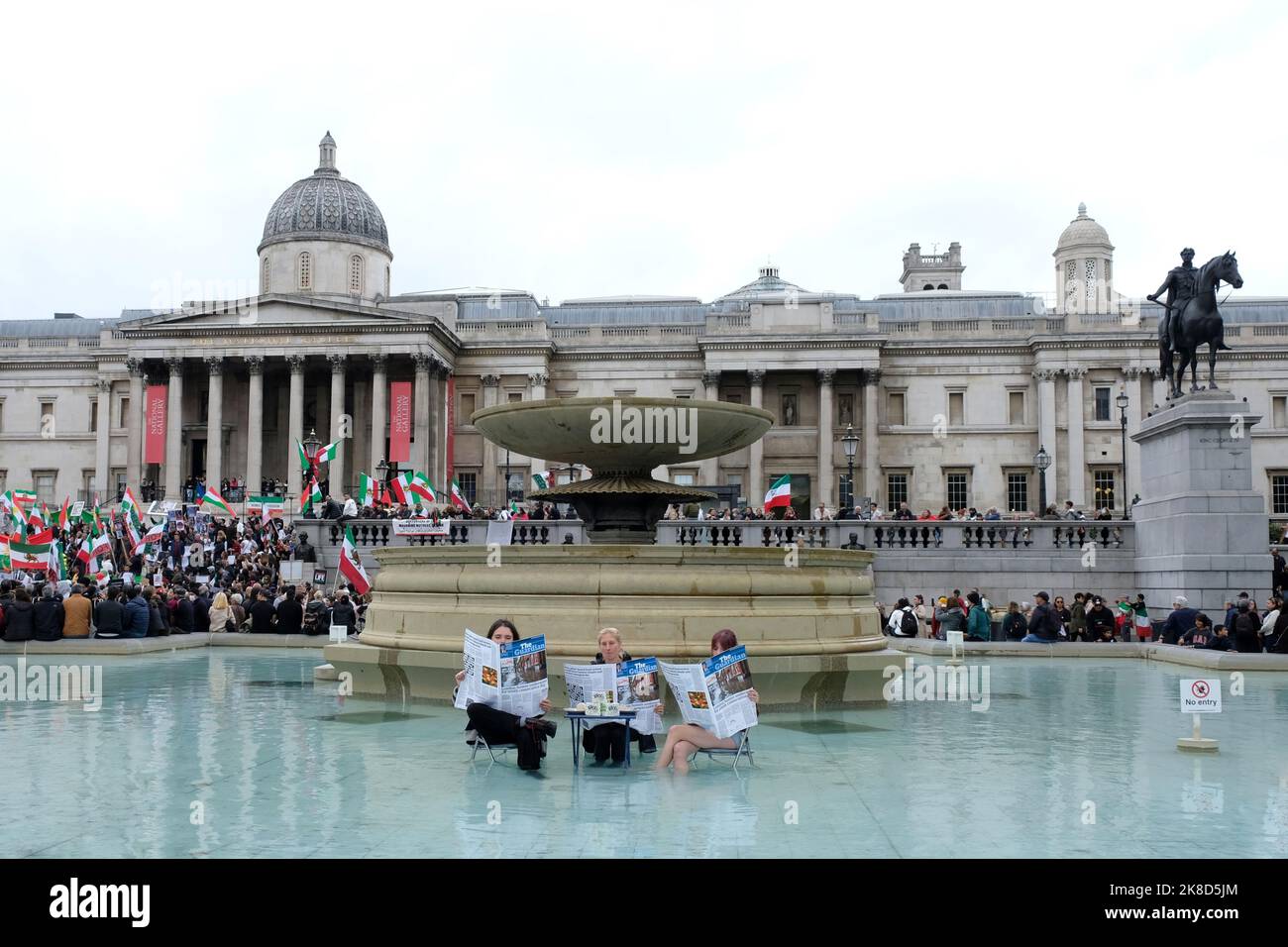 London, Großbritannien, 22.. Oktober 2022. Aktivisten der Animal Rebellion inszenieren eine Demonstration im Trafalgar Square-Brunnen mit einer imitierten Guardian-Zeitung und Tofu, nachdem die ehemalige Innenministerin Suella Braverman die Demonstranten kritisiert hatte. Die Gruppe fordert von der Regierung Maßnahmen zum Übergang von der Tierhaltung zu einem pflanzenbasierten Ernährungssystem. Kredit: Elfte Stunde Fotografie/Alamy Live Nachrichten Stockfoto