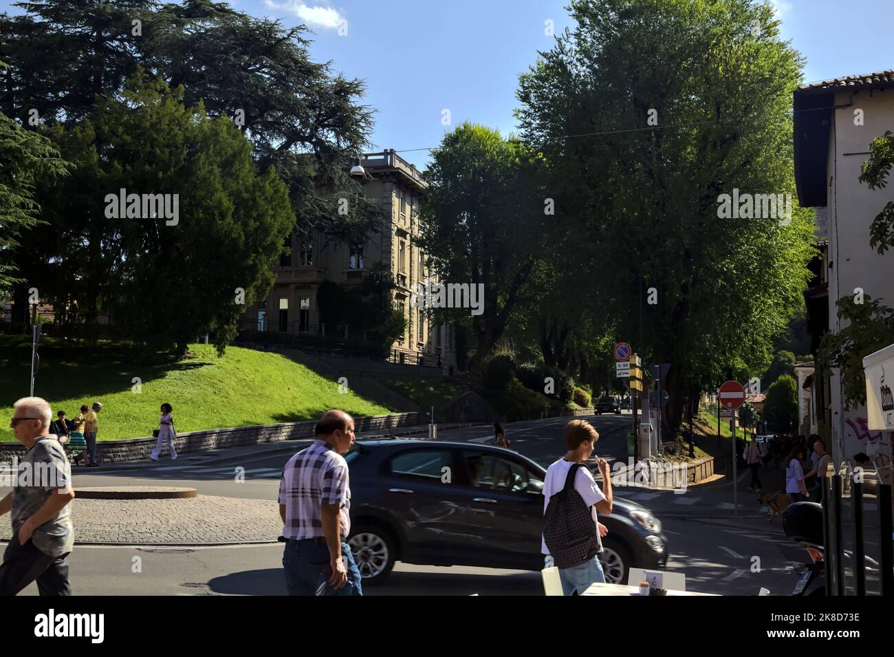 Bergauf Straße zwischen Bäumen neben einem Park Stockfoto