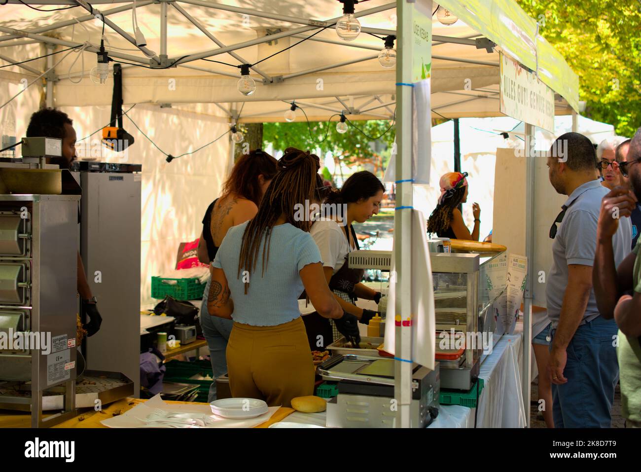 Vegane Döner stehen auf einer Lebensmittelmesse Stockfoto