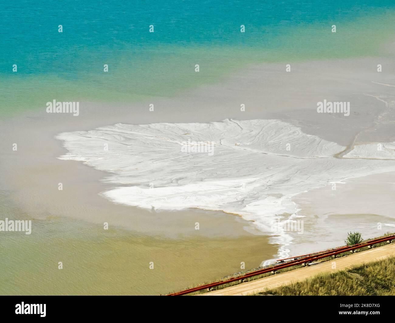 Einweichen von Salz- und Sandgemisch in beleuchteten Salzlappen Stockfoto