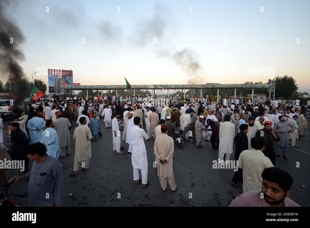 Anhänger der Partei des ehemaligen Premierministers Imran Khan singen Slogans, während sie eine Straße auf der mautpflichtigen autobahn in Peshawar blockieren, als Protest gegen die Entscheidung der Wahlkommission, ihren Führer Khan in Peshawar, Pakistan, zu disqualifizieren. Die pakistanische wahlkommission hat am Freitag den ehemaligen Premierminister Imran Khan vom öffentlichen Amt disqualifiziert, da er ihm unrechtmäßig staatliche Geschenke verkauft und Vermögenswerte verheimlicht hat, sagte sein Sprecher. Dieser Schritt dürfte die anhaltenden politischen Turbulenzen im verarmten Land noch verstärken. (Foto von Hussain Ali/Pacific Press/Sipa USA) Stockfoto