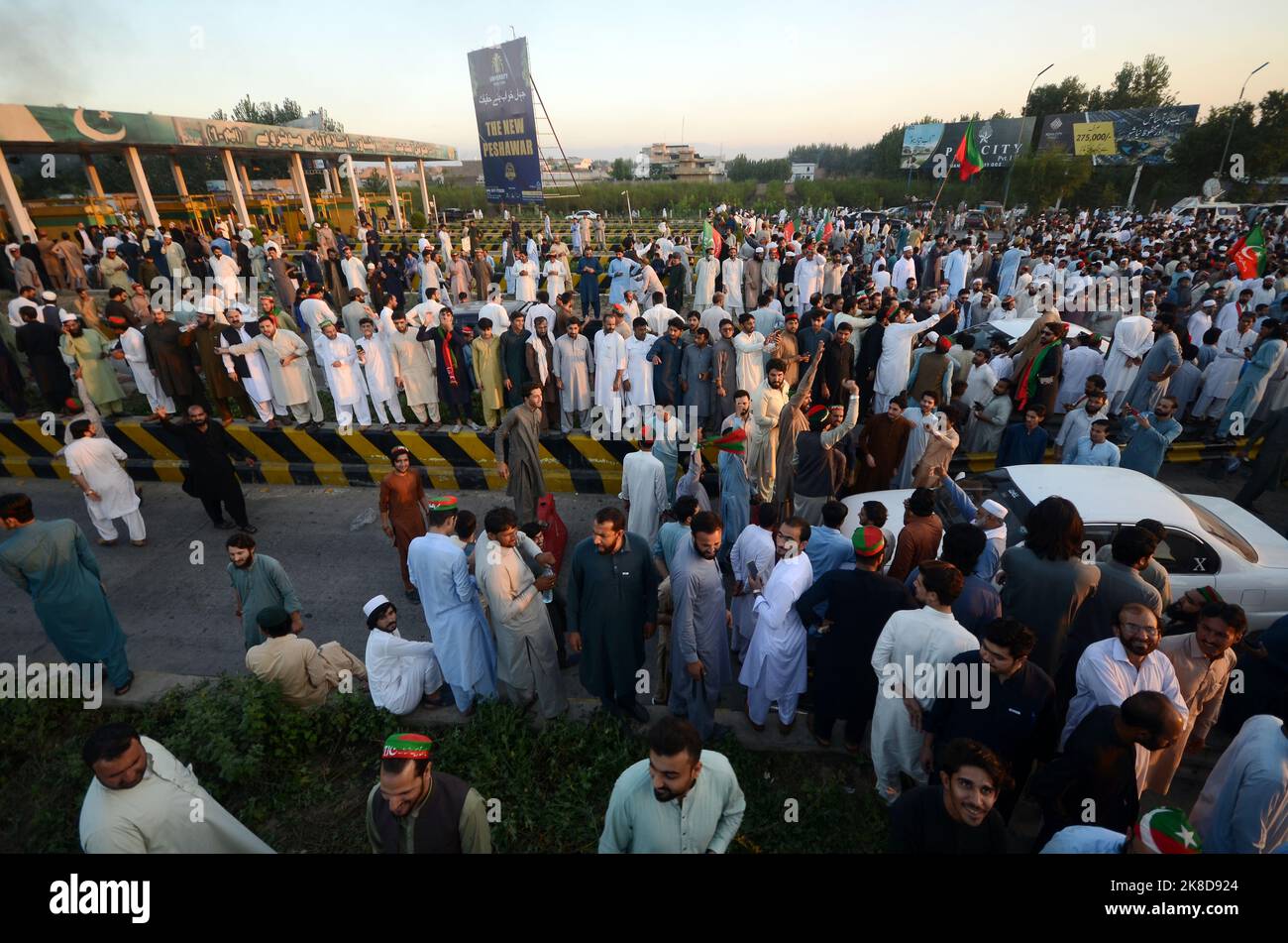 Anhänger der Partei des ehemaligen Premierministers Imran Khan singen Slogans, während sie eine Straße auf der mautpflichtigen autobahn in Peshawar blockieren, als Protest gegen die Entscheidung der Wahlkommission, ihren Führer Khan in Peshawar, Pakistan, zu disqualifizieren. Die pakistanische wahlkommission hat am Freitag den ehemaligen Premierminister Imran Khan vom öffentlichen Amt disqualifiziert, da er ihm unrechtmäßig staatliche Geschenke verkauft und Vermögenswerte verheimlicht hat, sagte sein Sprecher. Dieser Schritt dürfte die anhaltenden politischen Turbulenzen im verarmten Land noch verstärken. (Foto von Hussain Ali/Pacific Press/Sipa USA) Stockfoto