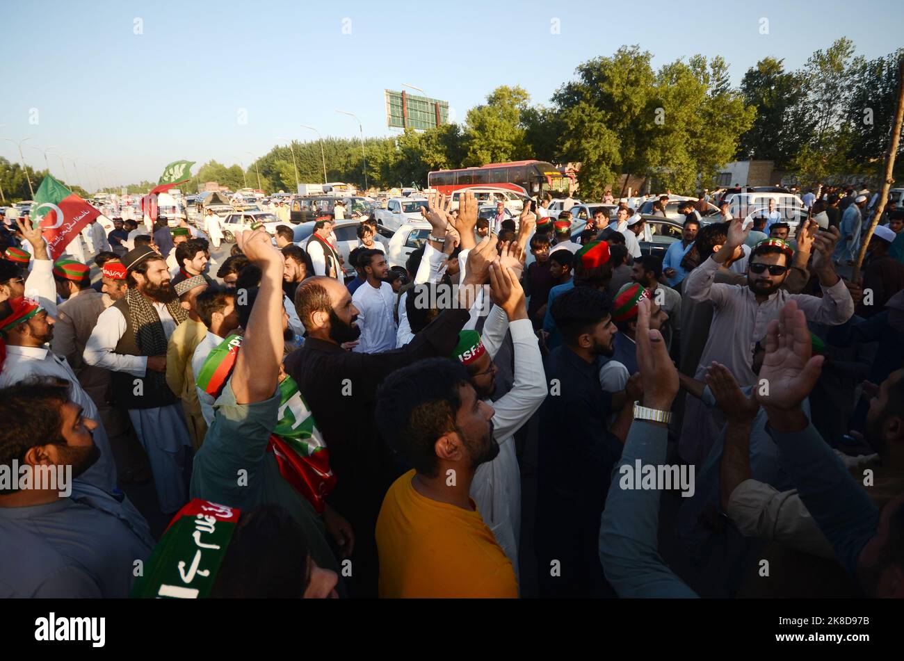 Anhänger der Partei des ehemaligen Premierministers Imran Khan singen Slogans, während sie eine Straße auf der mautpflichtigen autobahn in Peshawar blockieren, als Protest gegen die Entscheidung der Wahlkommission, ihren Führer Khan in Peshawar, Pakistan, zu disqualifizieren. Die pakistanische wahlkommission hat am Freitag den ehemaligen Premierminister Imran Khan vom öffentlichen Amt disqualifiziert, da er ihm unrechtmäßig staatliche Geschenke verkauft und Vermögenswerte verheimlicht hat, sagte sein Sprecher. Dieser Schritt dürfte die anhaltenden politischen Turbulenzen im verarmten Land noch verstärken. (Foto von Hussain Ali/Pacific Press/Sipa USA) Stockfoto