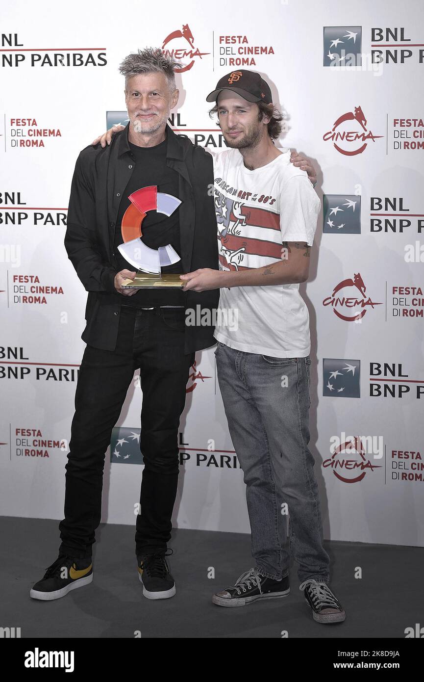 Rom, Italien. 22. Oktober 2022. Davis Michaels und Hopper Penn posieren mit dem Corbuci Award während der Fotocolade in Alice Nella Città während des Rom Film Festivals 17. im Auditorium Parco della Musica am Samstag, 22. Oktober 2022 in Rom, Italien. Foto von Rocco Spaziani/UPI Credit: UPI/Alamy Live News Stockfoto