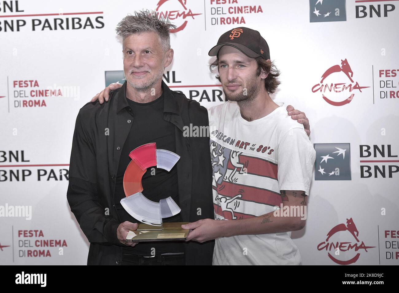 Rom, Italien. 22. Oktober 2022. Davis Michaels und Hopper Penn posieren mit dem Corbuci Award während der Fotocolade in Alice Nella Città während des Rom Film Festivals 17. im Auditorium Parco della Musica am Samstag, 22. Oktober 2022 in Rom, Italien. Foto von Rocco Spaziani/UPI Credit: UPI/Alamy Live News Stockfoto