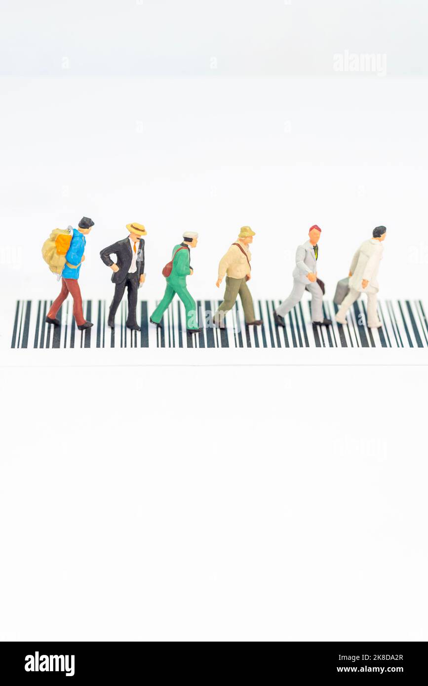 Miniatur-Spielzeug eine Gruppe von Menschen, die eine Straße überqueren - Straßenverkehrssicherheit Konzept. Stockfoto
