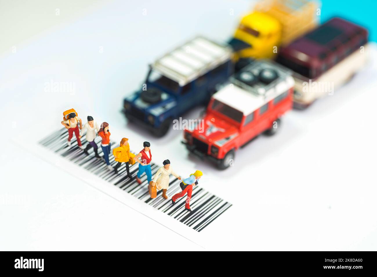 Miniatur-Spielzeug eine Gruppe von Frauen, die ein Straßenverkehrsschutzkonzept überqueren. Stockfoto