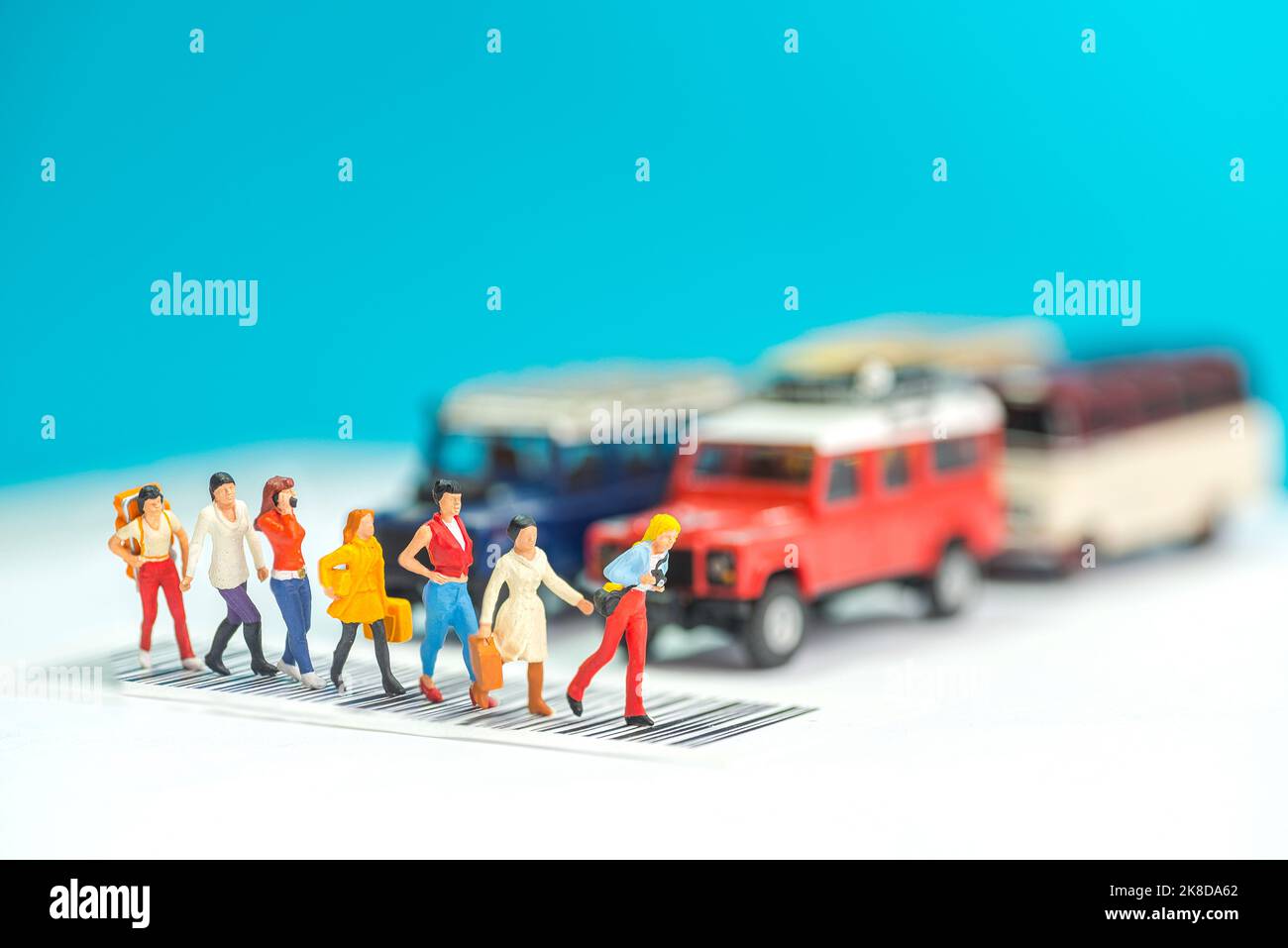 Miniatur-Spielzeug eine Gruppe von Frauen, die ein Straßenverkehrsschutzkonzept überqueren. Stockfoto