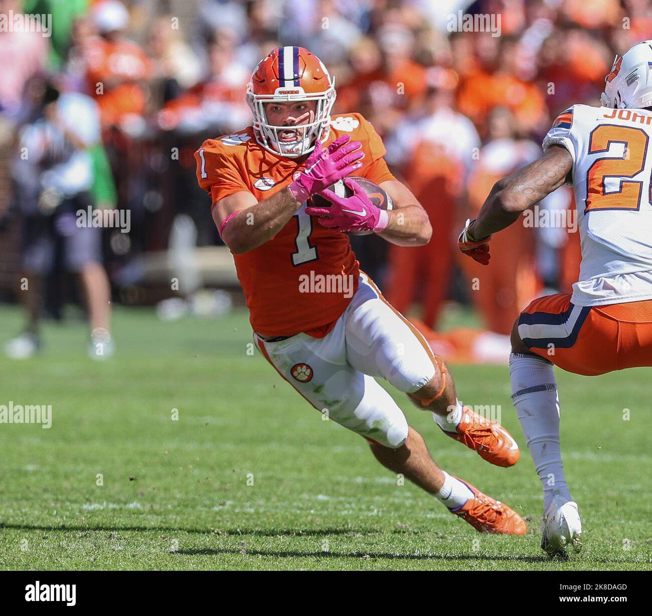 Clemson, SC, USA. 22. Oktober 2022. Clemsons will Shipley #1 schneidet bei einem Lauf beim NCAA-Fußballspiel zwischen den Clemson Tigers und den Syracuse Orange im Memorial Stadium in Clemson, SC, ab. Kyle Okita/CSM/Alamy Live News Stockfoto