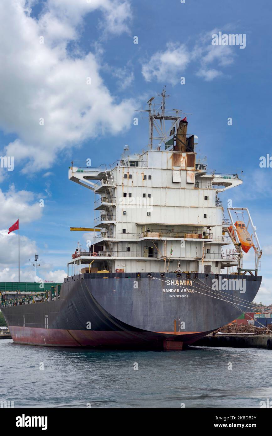 Bandar Abbas, Containerschiff, dockte an der Werft des Hafens von Haydarpasha mit türkischer Flagge im Hintergrund, im Kadikoy Bezirk, Istanbul, Türkei Stockfoto