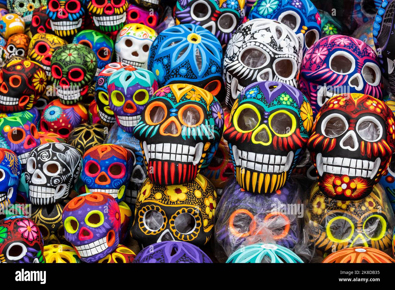 Geschmückte Schädel für die Feierlichkeiten zum Tag der Toten (Dia de Muertos) in Oaxaca, Mexiko Stockfoto