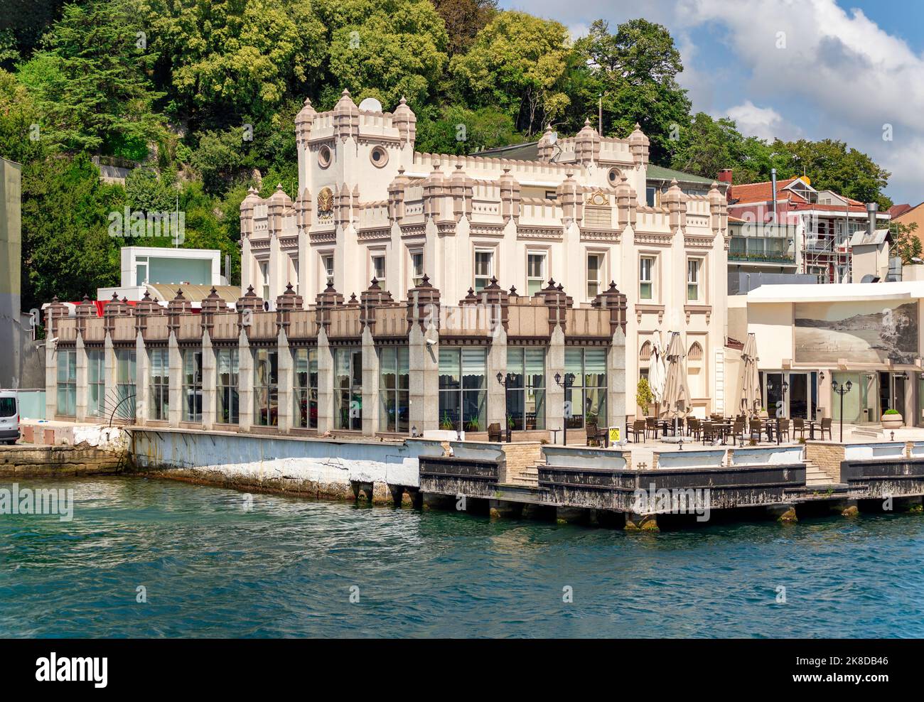 Sariyer Subay Askeri Gasinosu, ein Restaurant an der Bosporusstraße, neben dem Fährhafen von Sariyer, Istanbul, Türkei Stockfoto