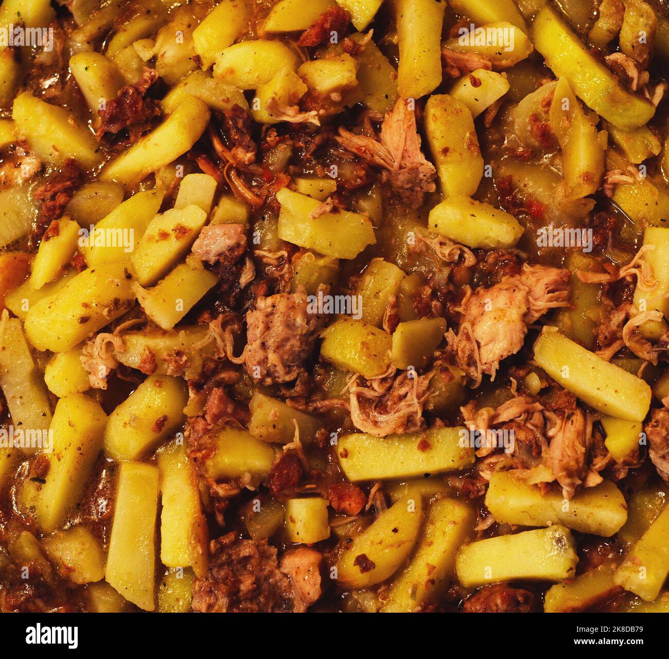 Klassisches Roastragout, Pommes Frites mit Fleisch und Kartoffeln Stockfoto